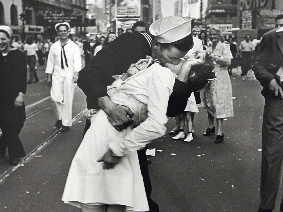 sailor kissing nurse in Time Square