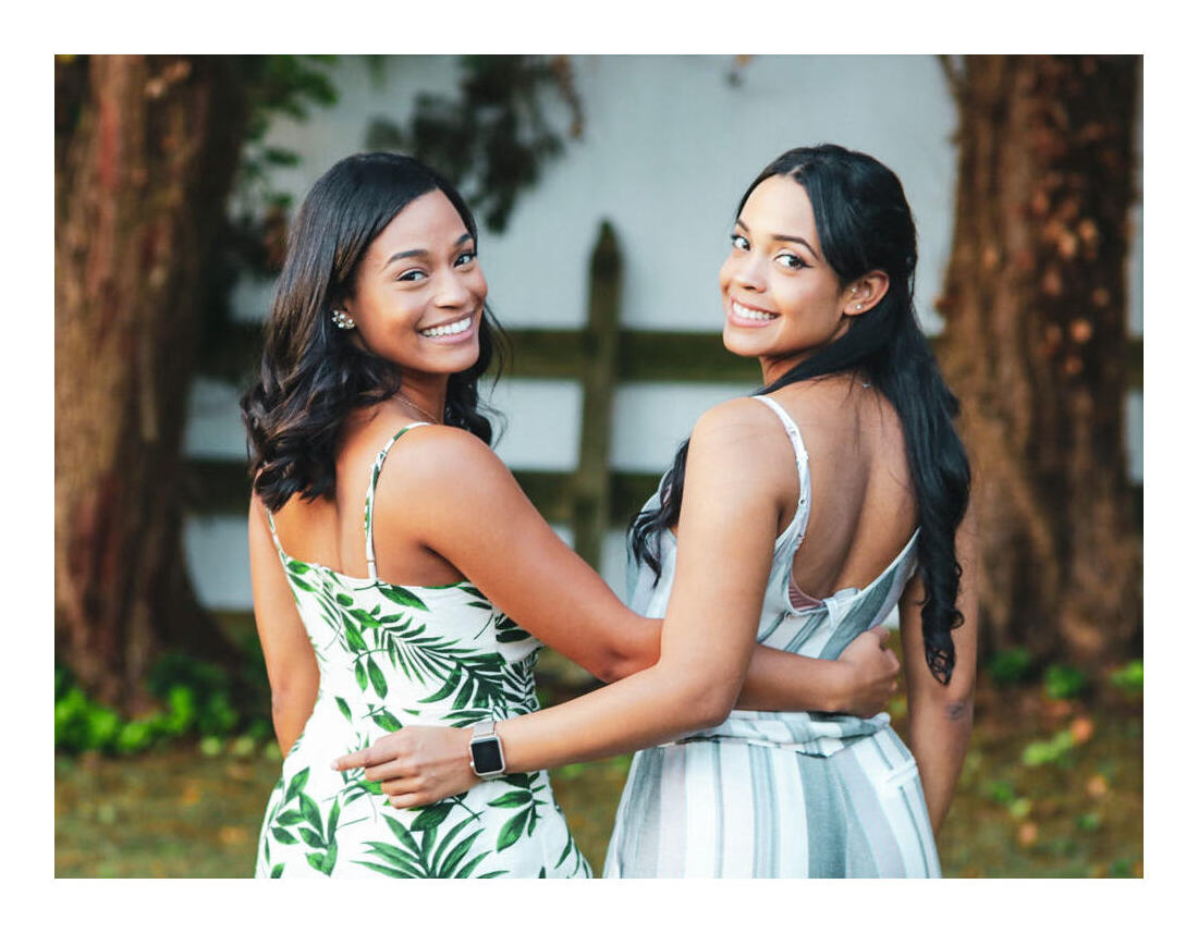 Paradis sisters pose together