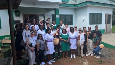 SU 23 in Accra - Group Picture in Front of Healthcare Facility