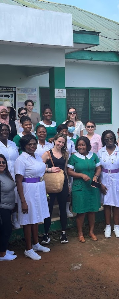SU 23 in Accra - Group Picture in Front of Healthcare Facility